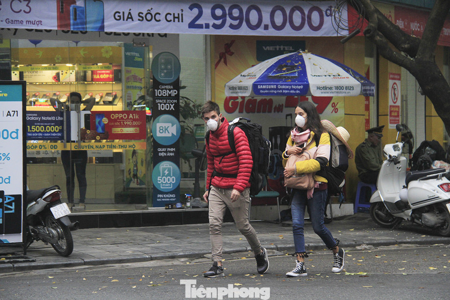 Người nước ngoài du lịch ở Hà Nội. Ảnh minh họa: Trường Phong