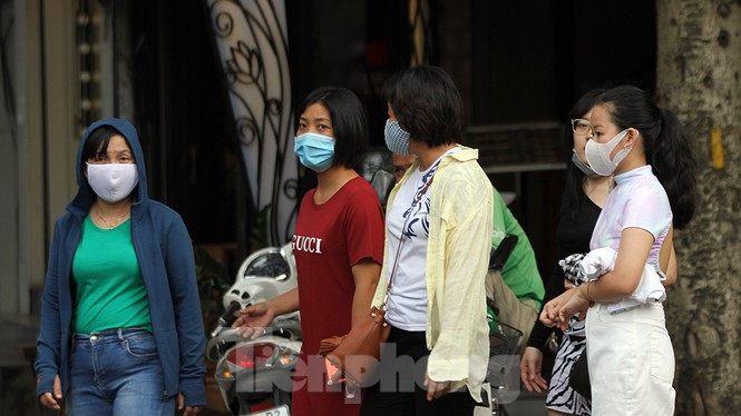 Người dân Hà Nội đeo khẩu trang khi ra đường ngày 26/7. Ảnh: Hoàng Mạnh Thắng