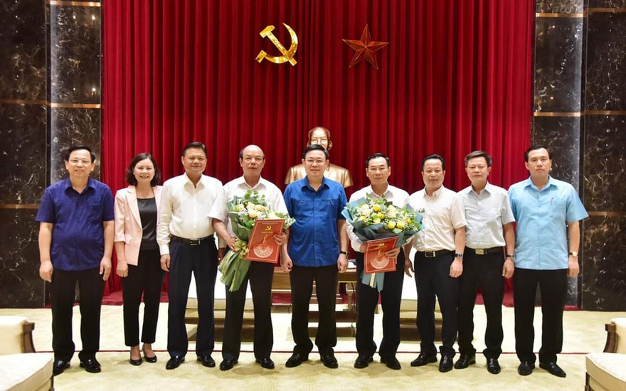 Bí thư Thành uỷ Hà Nội Vương Đình Huệ trao quyết định cho ông Trương Quang Thiều và ông Lê Trọng Khuê