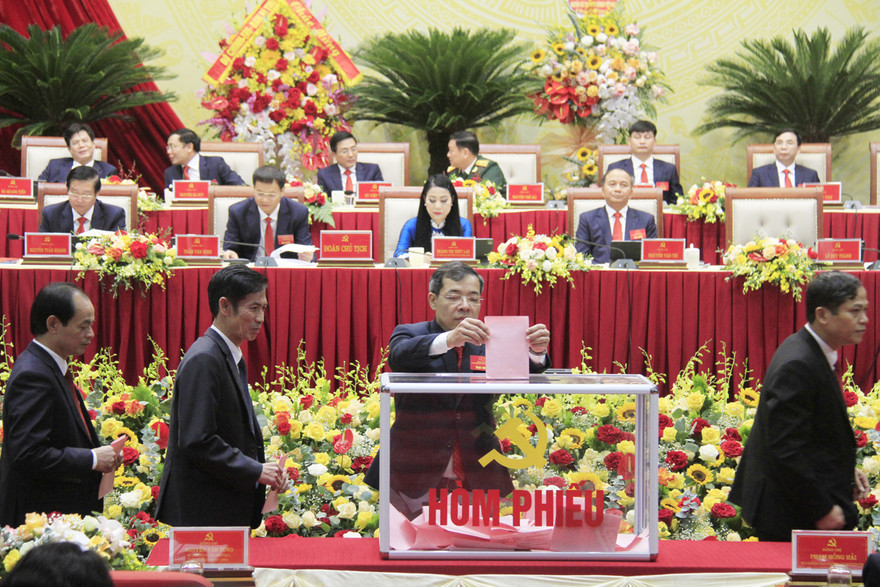 Các đại biểu bỏ phiếu bầu Ban Chấp hành Đảng bộ tỉnh Vĩnh Phúc khóa XVII. Ảnh: Trường Phong