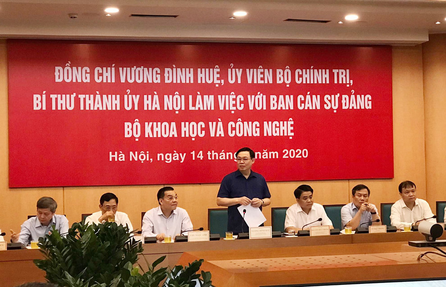 Bí thư Thành ủy Hà Nội Vương Đình Huệ phát biểu tại cuộc làm việc