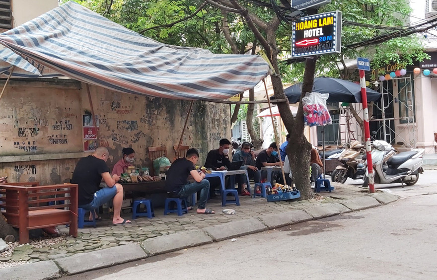 Chủ tịch Hà Nội: Dừng toàn bộ quán nước chè ở các vỉa hè