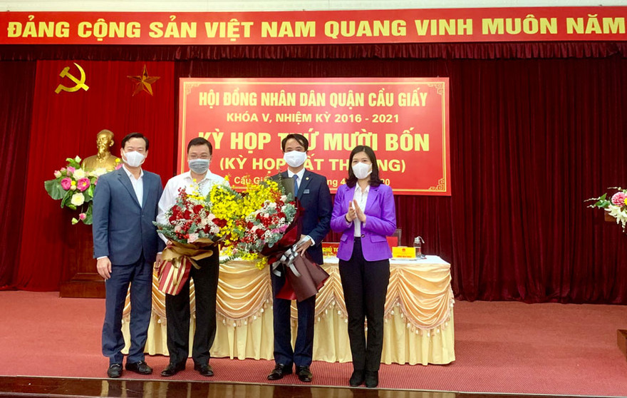 Lãnh đạo quận Cầu Giấy tặng hoa chúc mừng tân Chủ tịch HĐND quận và Trưởng ban Kinh tế - Xã hội HĐND quận, nhiệm kỳ 2016-2021