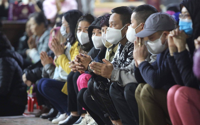 Người dân Hà Nội đeo khẩu trang trong thời gian cao điểm phòng chống COVID-19