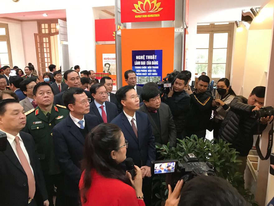 Trưởng ban Tuyên giáo T.Ư Võ Văn Thưởng và các đại biểu tham quan triển lãm