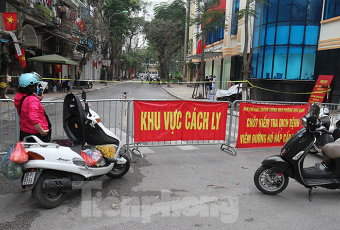 Phố Trúc Bạch chiều 20/3 trước thời điểm cách ly. Ảnh: Mạnh Thắng.