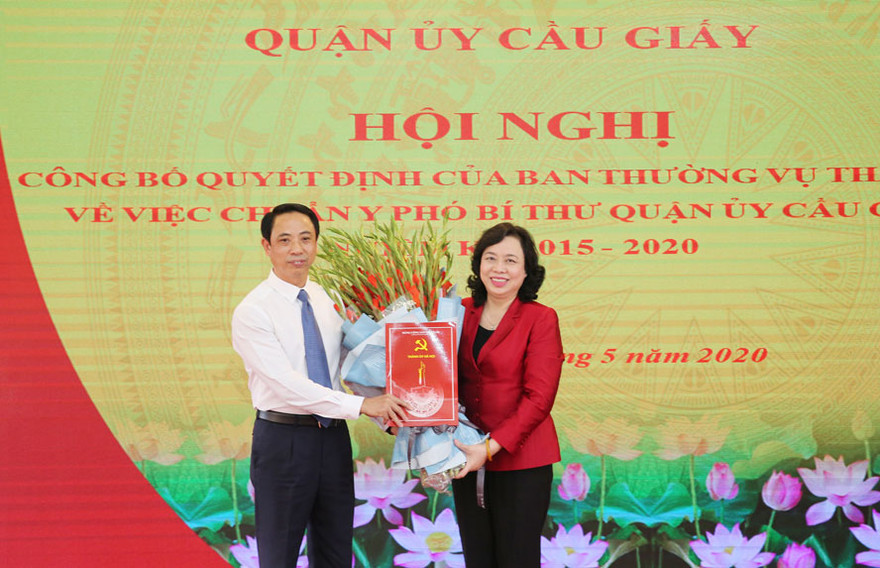 Phó Bí thư Thường trực Thành ủy Hà Nội Ngô Thị Thanh Hằng trao quyết định và tặng hoa cho tân Phó Bí thư Quận ủy Cầu Giấy Nguyễn Văn Chiến