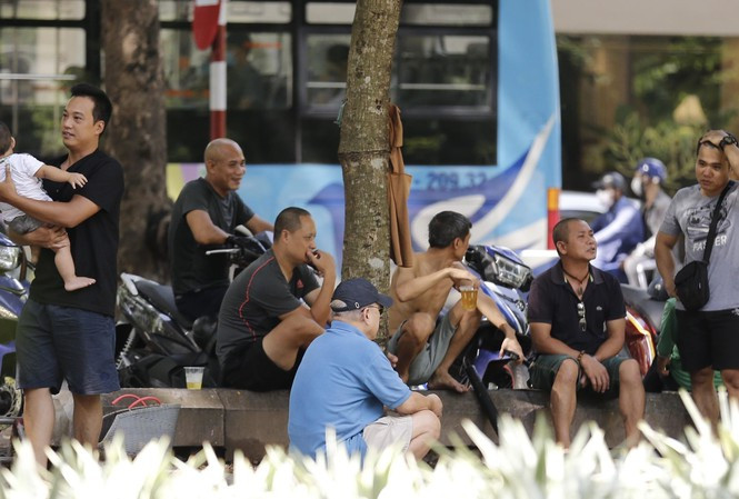 Nhiều người dân Hà Nội vẫn không đeo khẩu trang khi ra ngoài đường. Ảnh: Như Ý