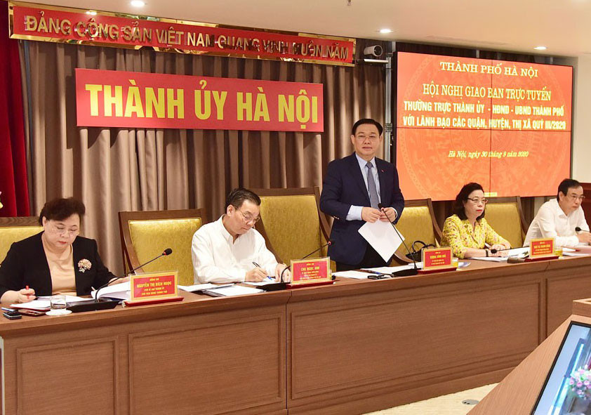 Bí thư Thành ủy Hà Nội Vương Đình Huệ phát biểu tại hội nghị