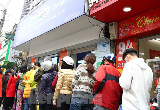 Xếp hàng mua khẩu trang tại Hà Nội - Ảnh: Nhật Minh