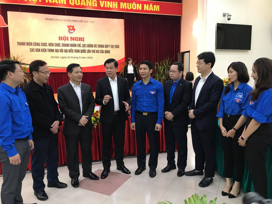 Phó Trưởng ban Dân vận T.Ư Nguyễn Hồng Lĩnh, Phó Chánh Văn phòng T.Ư Đảng Bùi Văn Thạch, Bí thư T.Ư Đoàn Nguyễn Ngọc Lương trao đổi cùng với các đại biểu dự Hội nghị