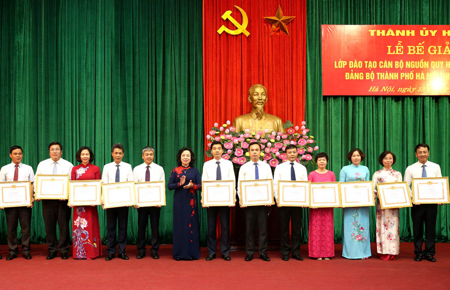 Phó Bí thư Thường trực Thành ủy Hà Nội Ngô Thị Thanh Hằng trao Bằng khen cho các học viên lớp đào tạo cán bộ nguồn quy hoạch Ban Chấp hành Đảng bộ thành phố Hà Nội nhiệm kỳ 2020-2025. Ảnh: Hà Nội mới