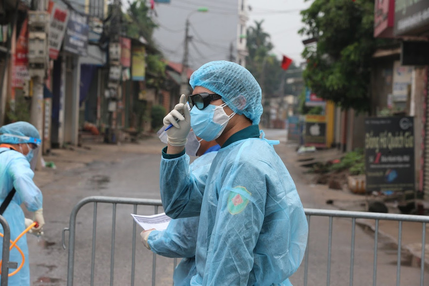 Lực lượng chức năng phong tỏa khu vực thôn Hạ Lôi. Ảnh: Hoàng Mạnh Thắng