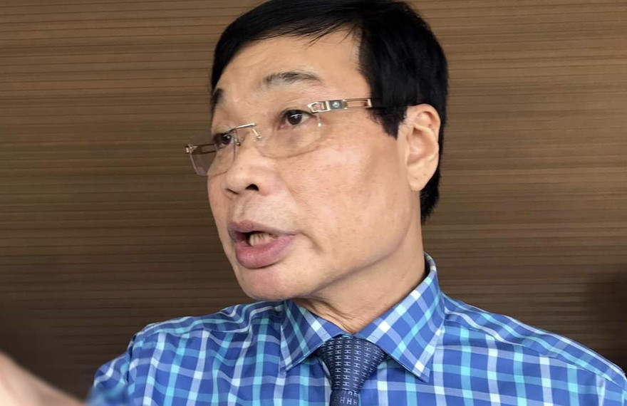 Ông Cường trao đổi với phóng viên