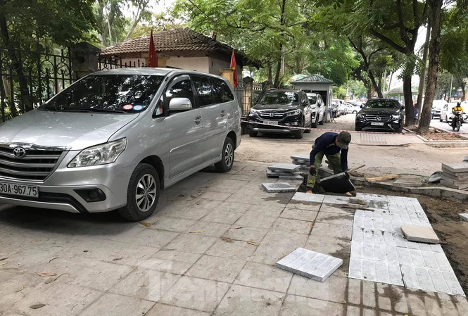 Xe ô tô đỗ trên vỉa hè phố Huỳnh Thúc Kháng đang được lát đá. Ảnh: Trường Phong