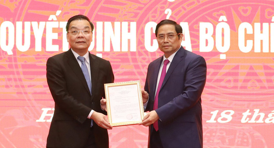 Trưởng Ban Tổ chức T.Ư Phạm Minh Chính thay mặt Bộ Chính trị trao quyết định cho ông Chu Ngọc Anh. Ảnh: Như Ý