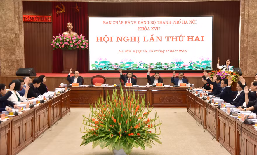 Các đại biểu biểu quyết thông qua Nghị quyết Hội nghị. Ảnh: PV