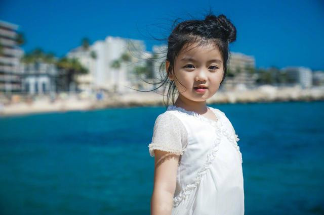 Một nhân vật đặc biệt của làng giải trí Trung Quốc góp mặt tại LHP Quốc tế Cannes lần thứ 71 là sao nhí “Bố ơi, mình đi đâu thế” Arale Thôi Nhã Hàm (6 tuổi).