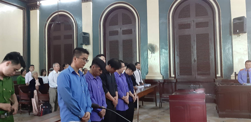 Cựu CSGT Phạm Sỹ Hoài Như (áo đen đứng hàng đầu) tại phiên tòa sáng nay. Ảnh: Tân Châu