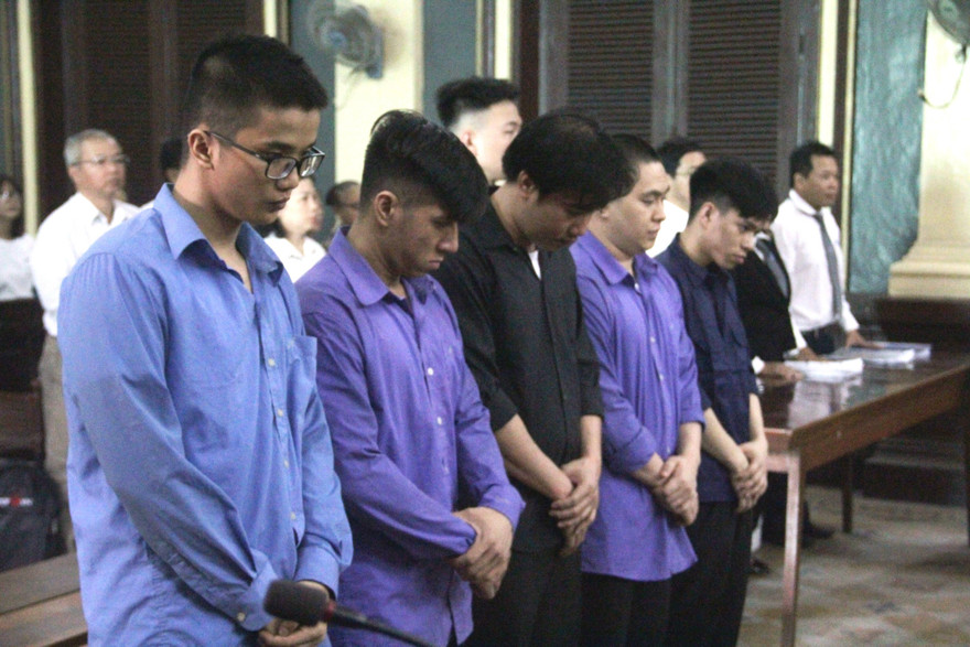 Các bị cáo tại tòa sáng nay, Phạm Sỹ Hoài Như áo đen hàng đầu trái sang). Ảnh: Tân Châu