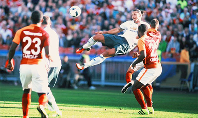 Ibrahimovic có màn ra mắt ấn tượng trong màu áo mới. Ảnh: AFP.