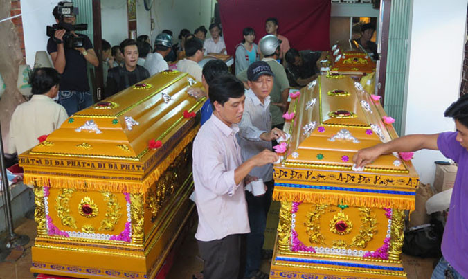 Những nạn nhân được khâm liệm chu đáo theo nghi thức truyền thống với sự hỗ trợ của chính quyền và nhân dân.