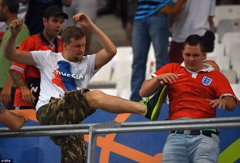 RADIO EURO: Hooligan loạn đả, Nga đối diện án phạt