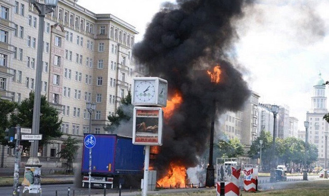 Cột khói bốc cao tại hiện trường vụ nổ ở Berlin. 