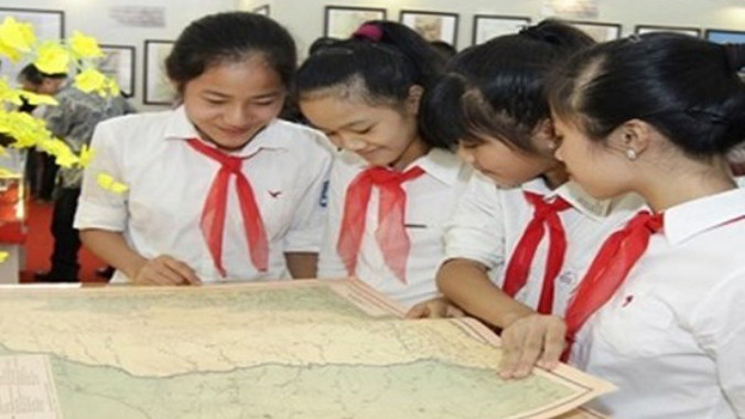 Học sinh tìm hiểu về chủ quyền biển đảo. Ảnh: TTXVN.