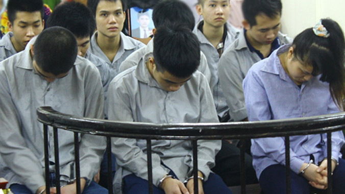 Ngọc Anh, Tình (từ phải qua) cùng các bị cáo trong phiên tòa sơ thẩm.