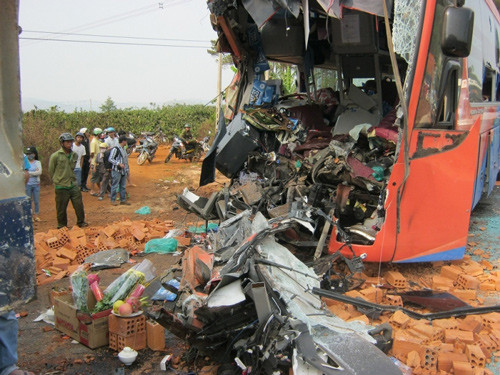 Xe khách nát bươm, hư hỏng nặng.