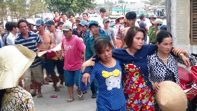 Người thân đưa thi thể nạn nhân Lê Hoài Bảo yêu cầu làm rõ vụ việc.