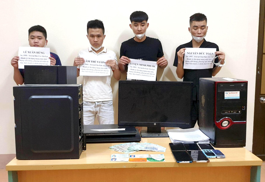 Các đối tượng Toàn, Phước, Vương, Hùng (từ phải qua)