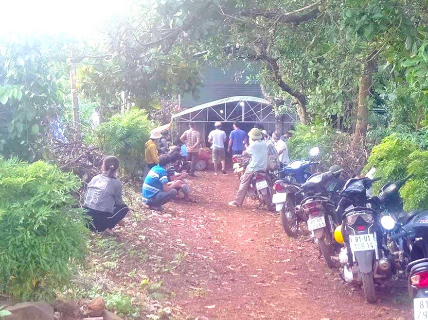 Người dân đến chia buồn với gia đình nạn nhân