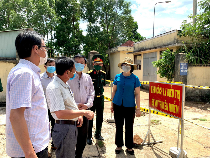 Bà Nguyễn Thị Thanh Lịch, Phó Chủ tịch UBND tỉnh Gia Lai, kiểm tra công tác phòng chống dịch trên địa bàn
