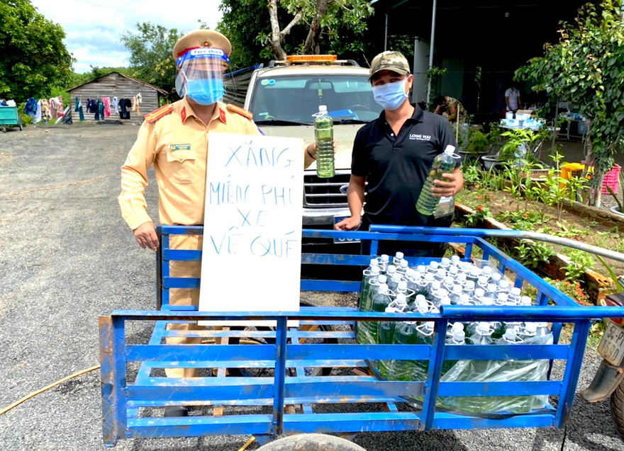 Lực lượng CSGT ở chốt cầu 110 đợi phát xăng miễn phí cho người dân về quê