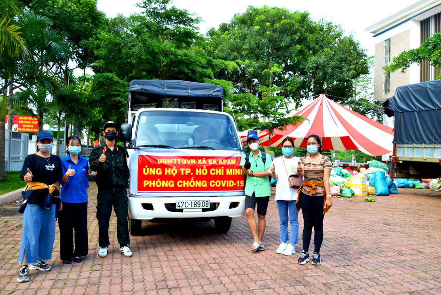 Các bạn trẻ ở Đắk Lắk chuẩn bị vận chuyển rau củ vào TP HCM. Ảnh: Hoàng Thiên Nga