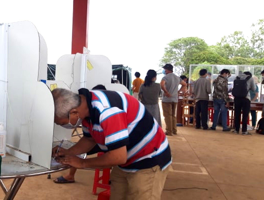 Người dân khai báo y tế ở chốt kiểm dịch số 1 Sao Mai, TP Kon Tum