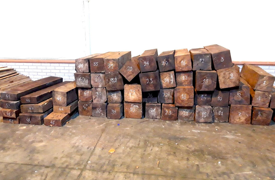 Số gỗ đã được xẻ hộp bị thu giữ, ảnh Đức Đồng