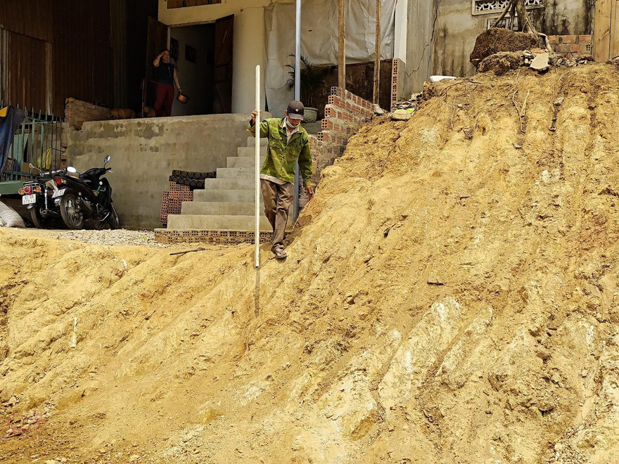 Việc sửa chữa Quốc lộ 24 làm nhà ông Thanh cao hơn khoảng 5 mét so với mặt đường