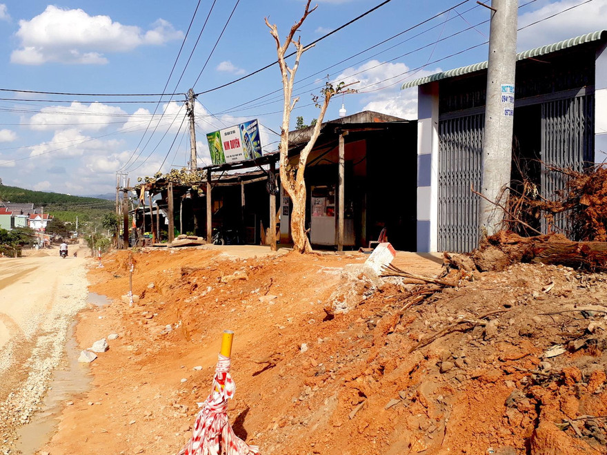 Việc thi công Quốc lộ 24 "thổi" nhà dân cao hơn so với mặt đường