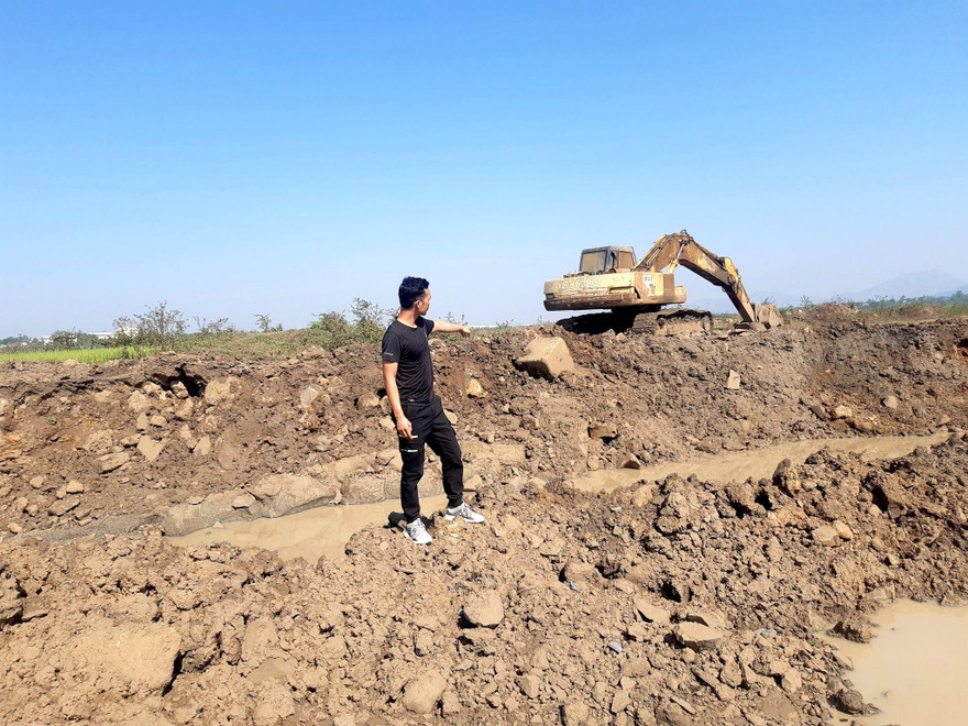 Hiện trường vụ khai thác đá trái phép ở cánh đồng làng Mơ Nú