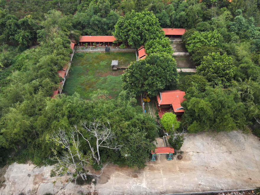 Khu vực đánh bạc tại nơi vắng vẻ, rừng cây rậm rạp bao quanh