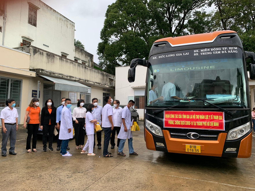 Bí thư Tỉnh ủy Hồ Văn Niên cùng các lãnh đạo tỉnh Gia Lai tiễn đoàn công tác vào TP.HCM