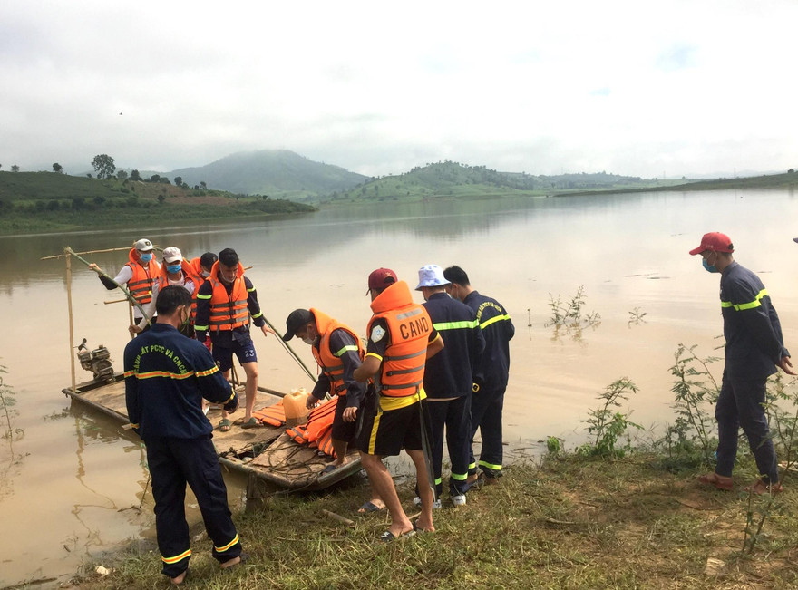 Lực lượng cứu hộ làm nhiệm vụ