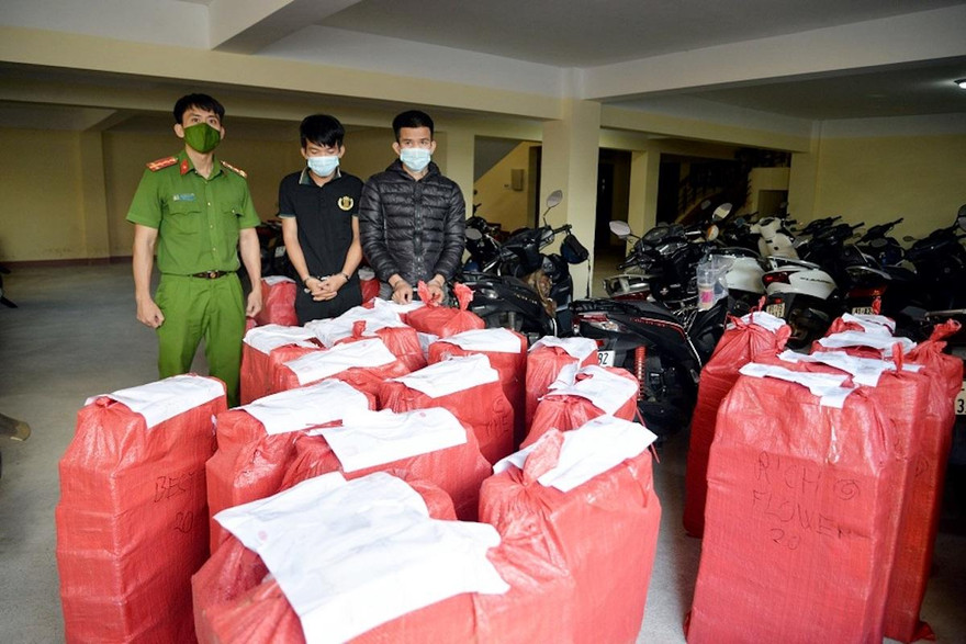 Hai đối tượng bị bắt giữ cùng tang vật