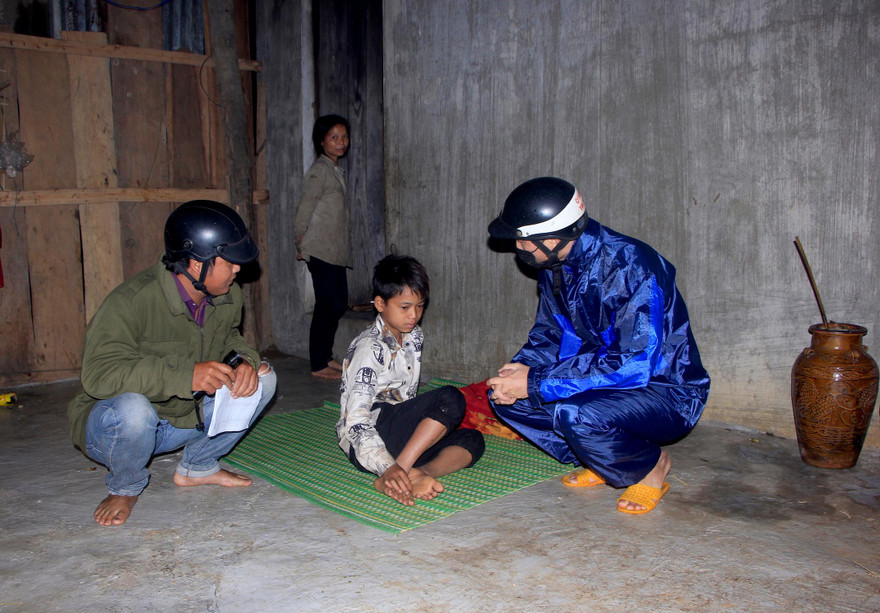 Thầy Phạm Tuấn Tùng (SN 1987, dạy môn Toán) đến nhà em Luy (lớp 7) đã bỏ học mấy ngày nay do đau chân.