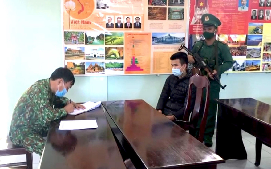 Lực lượng biên phòng làm việc với đối tượng trong vụ vận chuyển trái phép pháo lậu qua biên giới 