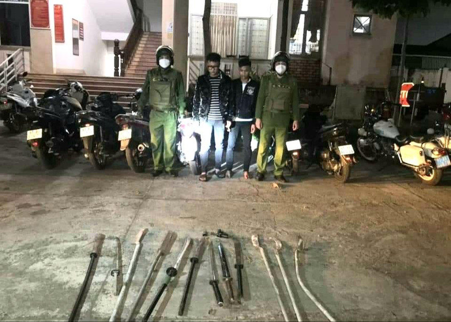 Các đối tượng cùng hung khí bị thu giữ. Ảnh: Cảnh sát 113