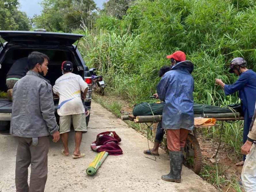 Người dân đưa thi thể anh Chop ra khỏi rừng
